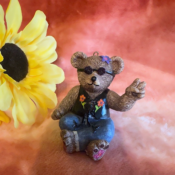 Vintage Claire's Resin Peace  Hippie Teddy Bear Figurine Ornament Dated 1997 - Picture 1 of 8